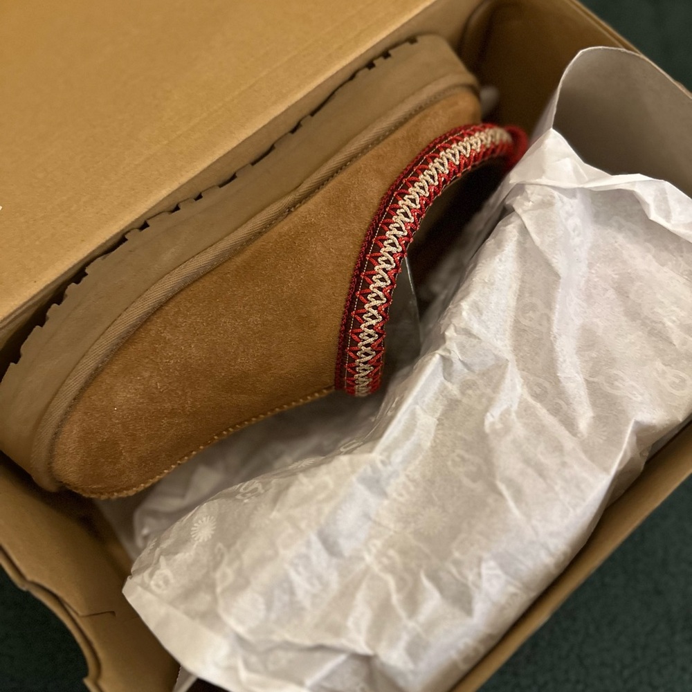 Women Ugg Tazz size 6 women